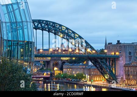 Il simbolo del Tyne Bridge e del Sage Center catturato al tramonto con i sentieri per le luci di Newcastle-Gateshead, Tyne e Wear. Foto Stock