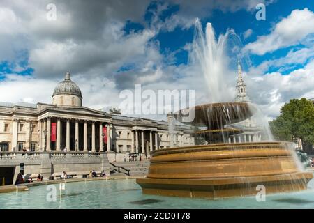 LONDRA- la National Portrait Gallery su Trafalgar Square, un'area di riferimento famosa in tutto il mondo nel West End di Londra