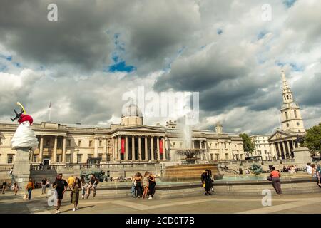 LONDRA- la National Portrait Gallery su Trafalgar Square, un'area di riferimento famosa in tutto il mondo nel West End di Londra