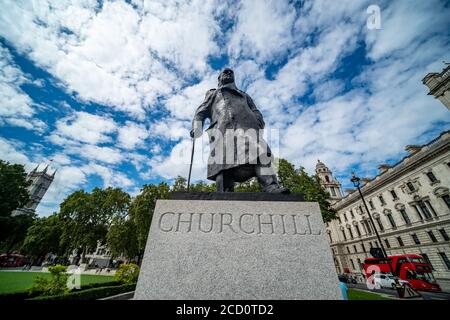 Londra - Winston Churchill statue - primo ministro britannico della seconda guerra mondiale Piazza di Westminster Foto Stock