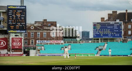 South London, Regno Unito. 24 agosto 2020. Il vecchio tabellone a sinistra con la scuola dell'arcivescovo Tenison alle spalle e il moderno tabellone a destra come su Foto Stock