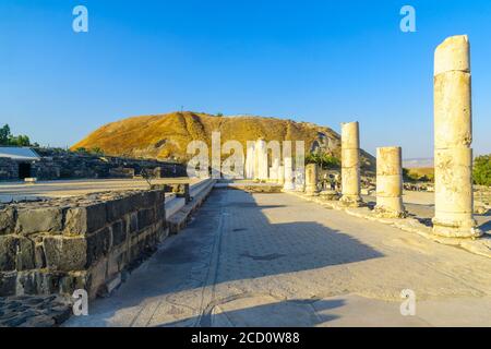 Bet Shean, Israele - 23 agosto 2020: Vista del cardo (via Palladius), con i visitatori, nell'antica città romana-bizantina di Bet Shean (Nysa-Scyth Foto Stock