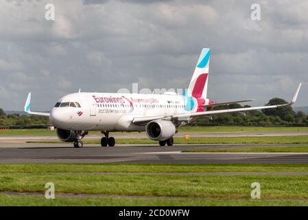 MANCHESTER UK, AGOSTO 20 2020: Eurowings Airlines Airbus A320-214 volo EW9342 da Dusseldorf, Germania, è documentato tassare sulla Taxiway dell'aeroporto Foto Stock