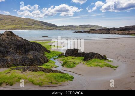 Panoramica della spiaggia di Derrynane Ogham Stone, sulla rotta Ring of Kerry, Irlanda Foto Stock
