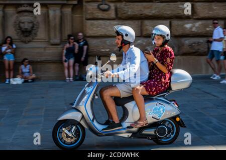 Firenze, Italia. 25 Agosto 2020. Un tour in scooter elettrico - i visitatori ritornano per vedere le varie attrazioni della storica città di Firenze in seguito all'allentamento di Coronavirus (covid 19), le restrizioni di viaggio. Credit: Guy Bell/Alamy Live News Foto Stock