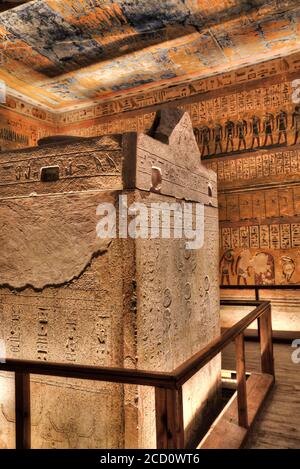 Sarcofago nella camera di sepoltura, Tomba di Ramsete IV, KV2, Valle dei Re, patrimonio dell'umanità dell'UNESCO; Luxor, Egitto Foto Stock