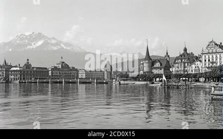 Una fotografia in bianco e nero degli anni '20 che mostra Lucerna in Svizzera con il Monte Pilatus sullo sfondo. Foto Stock