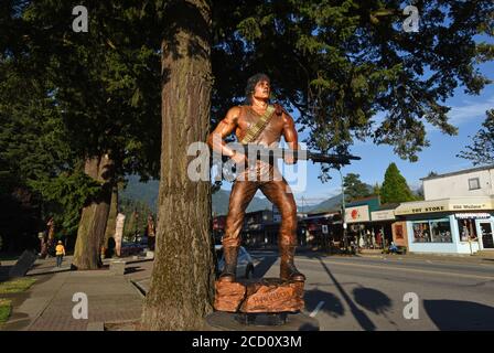 Hope, British Columbia, Canada, 24, AGOSTO 2020 - UNA statua di scultura a motosega appena svelata del personaggio di John Rambo, raffigurata dall'attore Sylvester Stallone nel film First Blood, si trova lungo la strada principale di Hope, British Columbia, Canada. Il film è stato girato nel 1982 nella piccola città canadese. La statua è stata scolpita dall'artista di motosega Ryan Villiers. Don Denton/Alamy Live News Foto Stock