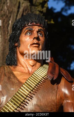 Hope, British Columbia, Canada, 24, AGOSTO 2020 - UNA statua di scultura a motosega appena svelata del personaggio di John Rambo, raffigurata dall'attore Sylvester Stallone nel film First Blood, si trova lungo la strada principale di Hope, British Columbia, Canada. Il film è stato girato nel 1982 nella piccola città canadese. La statua è stata scolpita dall'artista di motosega Ryan Villiers. Don Denton/Alamy Live News Foto Stock