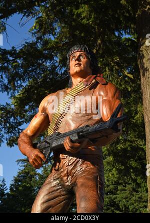 Hope, British Columbia, Canada, 24, AGOSTO 2020 - UNA statua di scultura a motosega appena svelata del personaggio di John Rambo, raffigurata dall'attore Sylvester Stallone nel film First Blood, si trova lungo la strada principale di Hope, British Columbia, Canada. Il film è stato girato nel 1982 nella piccola città canadese. La statua è stata scolpita dall'artista di motosega Ryan Villiers. Don Denton/Alamy Live News Foto Stock