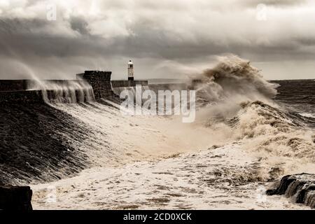 Faro di Porthcawl durante la tempesta Francis 25 agosto 2020 Foto Stock