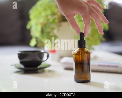 Assunzione di farmaci generici a casa Foto Stock