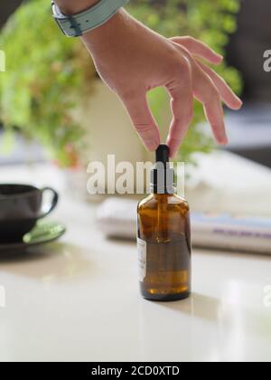 Assunzione di farmaci generici a casa Foto Stock
