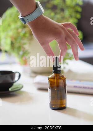 Assunzione di farmaci generici a casa Foto Stock