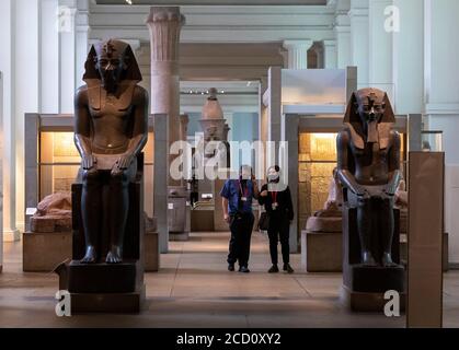 Londra, Gran Bretagna. 25 Agosto 2020. I membri del personale sono visti durante l'anteprima stampa in vista della riapertura al British Museum, a Londra, Gran Bretagna, il 25 agosto 2020. Il museo sarà riaperto il 27 agosto. Credit: Han Yan/Xinhua/Alamy Live News Foto Stock