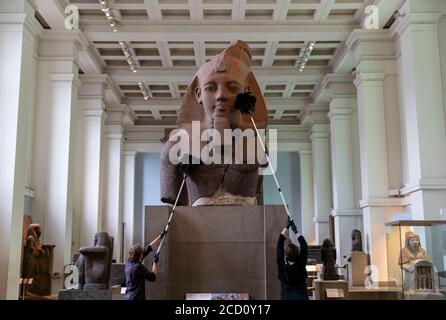 Londra, Gran Bretagna. 25 Agosto 2020. I membri dello staff si spolverano una mostra durante l'anteprima stampa in vista della riapertura al British Museum, a Londra, in Gran Bretagna, il 25 agosto 2020. Il museo sarà riaperto il 27 agosto. Credit: Han Yan/Xinhua/Alamy Live News Foto Stock