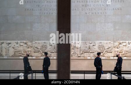 Londra, Gran Bretagna. 25 Agosto 2020. I membri del personale sono visti durante l'anteprima stampa in vista della riapertura al British Museum, a Londra, Gran Bretagna, il 25 agosto 2020. Il museo sarà riaperto il 27 agosto. Credit: Han Yan/Xinhua/Alamy Live News Foto Stock