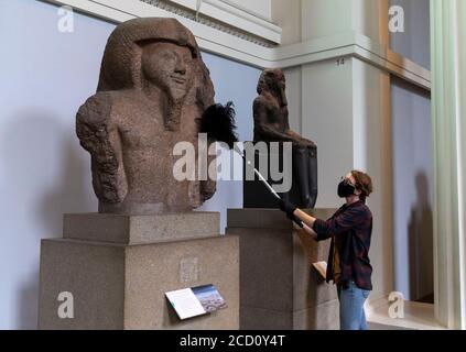 Londra, Gran Bretagna. 25 Agosto 2020. Un membro dello staff si spolvererà una mostra durante l'anteprima stampa in vista della riapertura al British Museum, a Londra, in Gran Bretagna, il 25 agosto 2020. Il museo sarà riaperto il 27 agosto. Credit: Han Yan/Xinhua/Alamy Live News Foto Stock