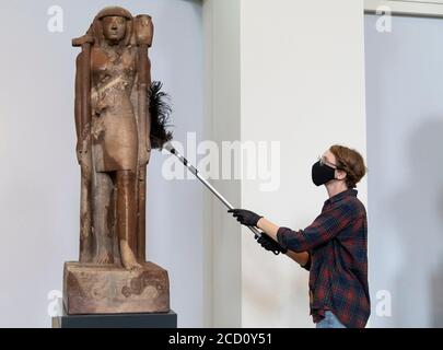 Londra, Gran Bretagna. 25 Agosto 2020. Un membro dello staff si spolvererà una mostra durante l'anteprima stampa in vista della riapertura al British Museum, a Londra, in Gran Bretagna, il 25 agosto 2020. Il museo sarà riaperto il 27 agosto. Credit: Han Yan/Xinhua/Alamy Live News Foto Stock