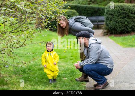 Famiglia che si gode una giornata primaverile nel parco con la loro giovane figlia; North Vancouver, British Columbia, Canada Foto Stock