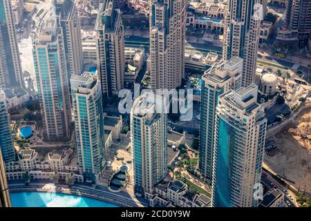 Vista dall'alto di diversi edifici di Dubai, visti dal Burj Khalifa Foto Stock