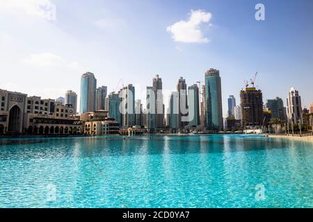 Vista dall'alto di diversi edifici di Dubai, visti dal Burj Khalifa Foto Stock