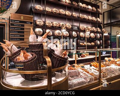 HARRODS PANETTERIA Arrigs Food Hall interno 'The Bakery' di lusso fatta a mano varietà di pane, con fresco a tempo varietà di panetteria disponibilità bacheca, Harrods Food Hall interno 'The Bakery' Harrods Food Hall Store Mall, Brompton Rd, Knightsbridge, Londra SW1X 7XL Foto Stock