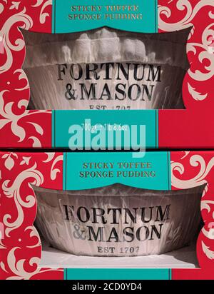 Fortnum & Mason Food Hall con esposizione di lusso di iconici popolari 'Sticky Toffee Sponge Pudding' impilati attraenti budini in scatola. Fortnum & Mason Food Hall Piccadilly St. James's, Londra W1A 1ER Foto Stock