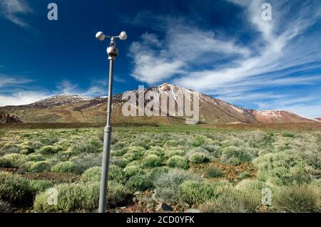 ANEMOMETRO cambiamento climatico concetto di monitoraggio del riscaldamento globale con anemometro a sensore del vento che calibra attentamente le condizioni meteorologiche nel Parco Nazionale del Teide, Monte Teide, Tenerife, Isole Canarie Spagna Foto Stock