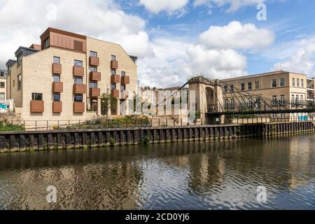 Victoria Bridge sul fiume Avon a Bath Riverside sviluppo di appartamenti di lusso e attici vicino Bath City Centre, Somerset, Inghilterra, Regno Unito Foto Stock