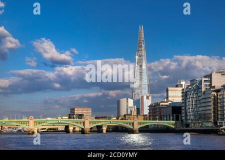 Il London Shard con momentanea esplosione di sole e riflessione di luce nel Tamigi, South Bank con Southwark Bridge e London Bridge dietro Southwark London City scape vista River Thame visto dalla RB1 River Commuter Boat Londra UK Foto Stock