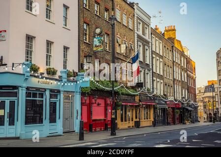 Wellington Street a Covent Garden all'ora di punta della sera durante il blocco nazionale durante la pandemia mondiale di Covid-19; Londra, Inghilterra Foto Stock