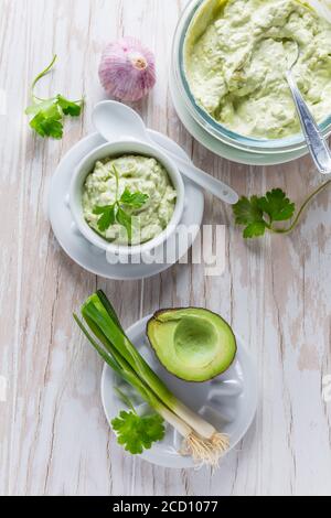 Delizioso avocado spalmato con formaggio di cagliata e ingredienti. Concetto di cibo heathy. Foto Stock