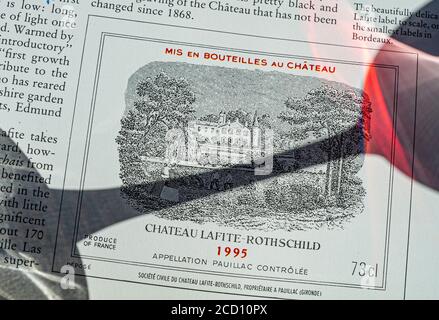 CHATEAU LAFITE-ROTHSCHILD 1995 etichetta Bordeaux appassionati degustazione di vini e informazioni opuscolo concetto. Silhouette ombra del bicchiere da degustazione sull'etichetta del vino Premier Grand Cru Classé Lafite-Rothschild 1995 vino rosso Pauillac Bordeaux Francia. Tour francese dei castelli di Bordeaux degustazione di vini Foto Stock