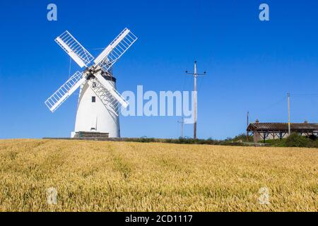 Il tradizionale mulino a vento di Ballycopeland in una giornata estiva luminosa. Questa storica torre costruita in pietra è un punto di riferimento locale fuori dalla contea di Millisle Down No Foto Stock