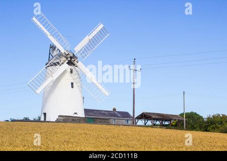 Il tradizionale mulino a vento di Ballycopeland in una giornata estiva luminosa. Questa storica torre costruita in pietra è un punto di riferimento locale fuori dalla contea di Millisle Down No Foto Stock