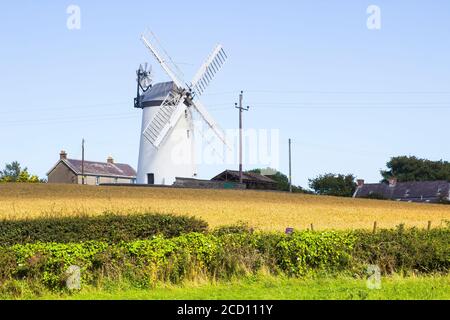 Il tradizionale mulino a vento di Ballycopeland in una giornata estiva luminosa. Questa storica torre costruita in pietra è un punto di riferimento locale fuori dalla contea di Millisle Down No Foto Stock