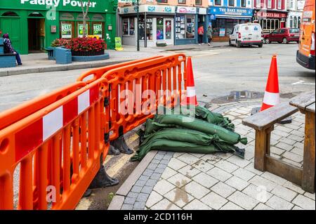 Bantry, West Cork, Irlanda. 25 Agosto 2020. La città di Bantry è stata vittima di grandi inondazioni la scorsa notte, con almeno 50 case e aziende che hanno subito danni significativi all'acqua e al fango. Le inondazioni si sono verificate durante un diluvio di 4 ore di pioggia. Credit: AG News/Alamy Live News Foto Stock