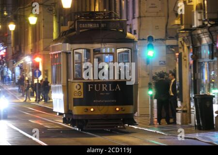 Straßenbahn a Lissabon Foto Stock
