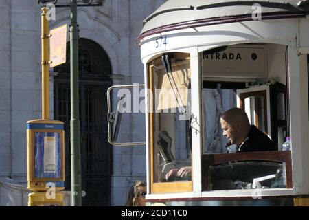 historiische Straßenbahn Nr. 28 in der Altstadt von Lissabon Foto Stock