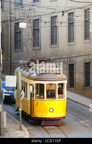 historiische Straßenbahn Nr. 28 in der Altstadt von Lissabon Foto Stock