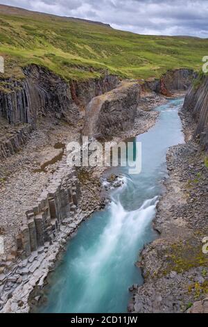 Jökla fiume glaciale e colonne di basalto, formazioni rocciose vulcaniche a Studlagil / Canyon Stuðlagil, Jökuldalur / Glacier Valley, Austurland, Islanda Foto Stock