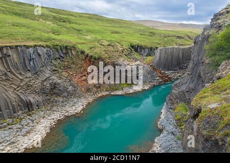 Jökla fiume glaciale e colonne di basalto, formazioni rocciose vulcaniche a Studlagil / Canyon Stuðlagil, Jökuldalur / Glacier Valley, Austurland, Islanda Foto Stock