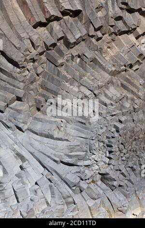 Colonne basaltiche, formazioni rocciose vulcaniche ignee / magmatiche a Studlagil / Canyon di Stuðlagil, Jökuldalur / Glacier Valley, Austurland, Islanda Foto Stock