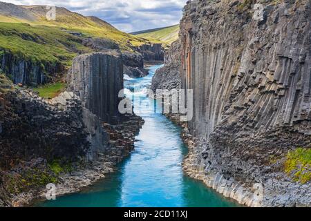 Jökla fiume glaciale e colonne di basalto, formazioni rocciose vulcaniche a Studlagil / Canyon Stuðlagil, Jökuldalur / Glacier Valley, Austurland, Islanda Foto Stock