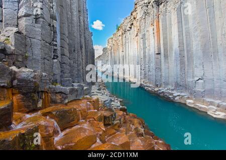 Jökla fiume glaciale e colonne di basalto, formazioni rocciose vulcaniche a Studlagil / Canyon Stuðlagil, Jökuldalur / Glacier Valley, Austurland, Islanda Foto Stock