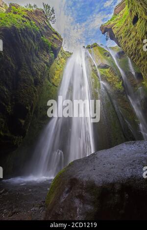 Gljúfrafoss / Gljúfrabúi / cascata di Gljufurarfoss vicino Hamragarðar / Hamragardar, Islanda Foto Stock