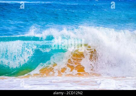 Onde che spruzzano lungo la riva della sabbia; Oahu, Hawaii, Stati Uniti d'America Foto Stock