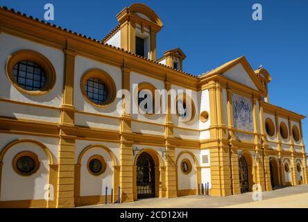 Bellissimo edificio giallo e bianco presso la Scuola reale Andalusa Di Ars equestri a Jerez de la Frontera Foto Stock