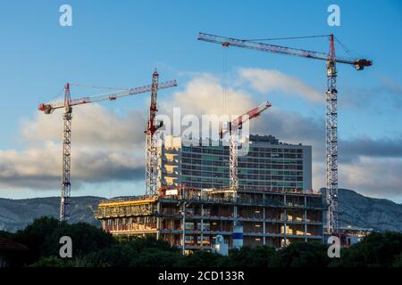 Cantiere con quattro gru Foto Stock